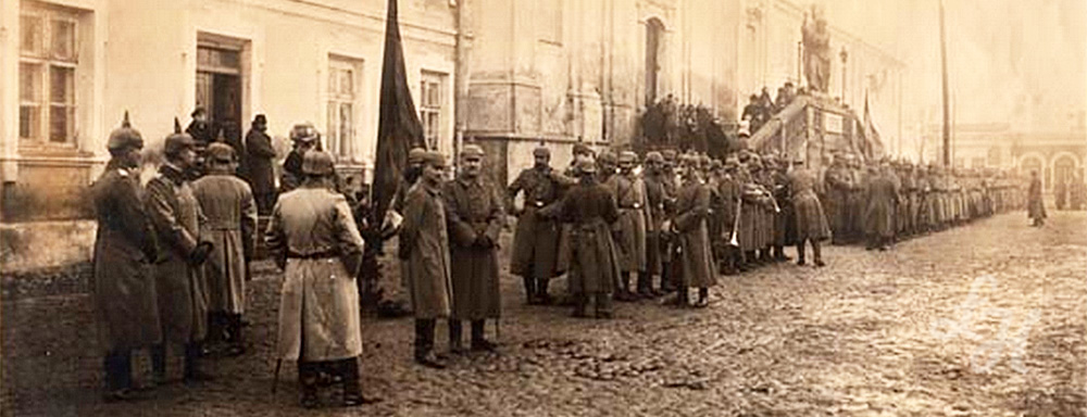 Żołnierze niemieccy przed kościołem pw. Przemienienia Pańskiego w Łukowie.