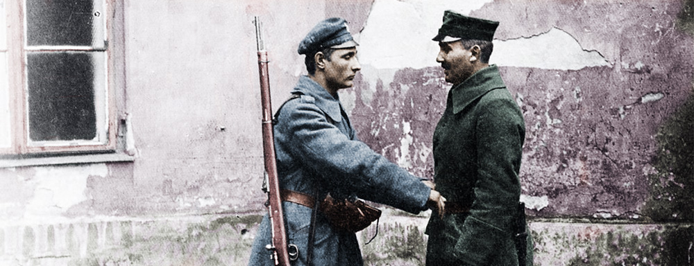 Członek P.O.W. rozbraja Niemieckiego żołnierza na ulicach Warszawy.