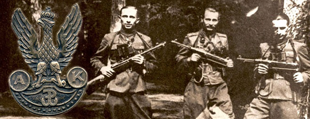 Fotografię wykonano w rezwrwacie Jata, późną wiosną 1944 r. . Od lewej: por. W. Kamola "Dysk", wachm. R. Borken-Hagen "Saba" i por. P. Nowiński "Paweł".