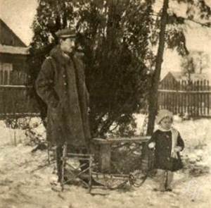 Wicepremjer (wtedy jeszcze oficer legjonowy) E. Kwiatkowski z córeczką w Łukowie w r. 1918.