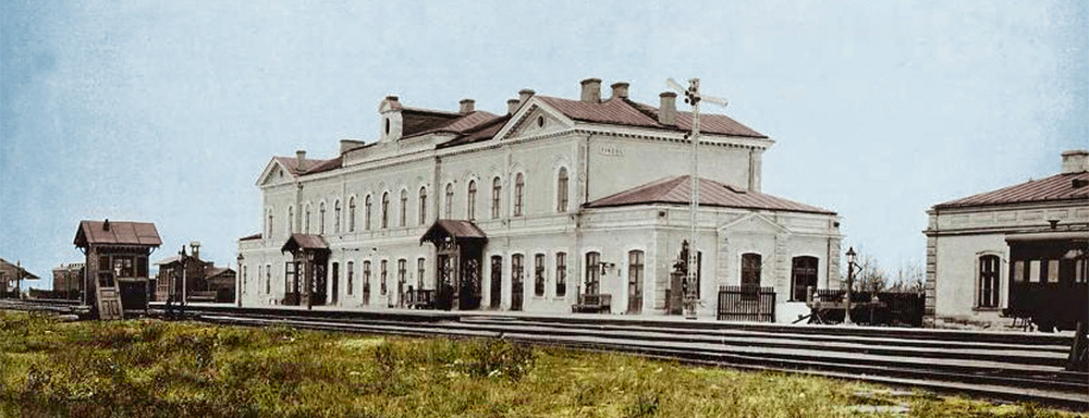 Widok na budynek dworca kolejowego w Łukowie. Fotografia wykonana przed 1915 r.