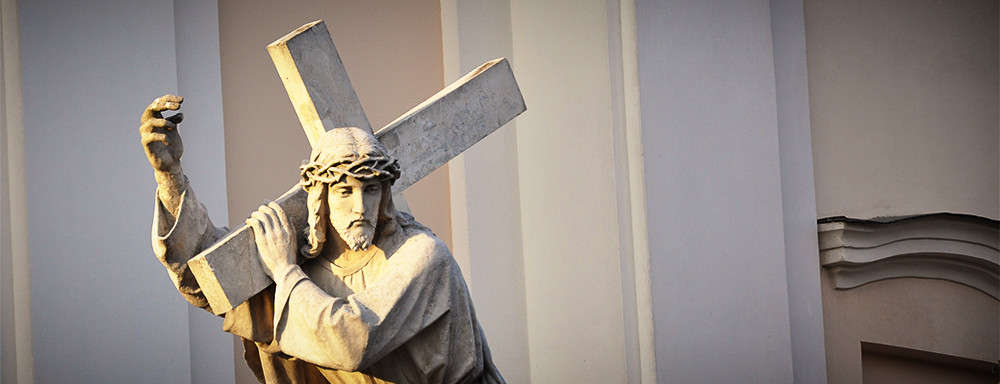 Figura Jezusa przed kościołem pw. Przemienia Pańskiego w Łukowie